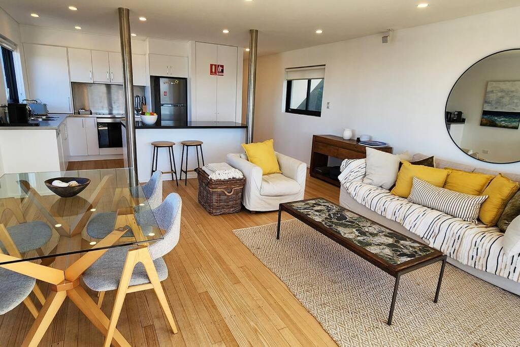 Sweeping Ocean Views - Bondi 2 Bed + Parking Apartment *