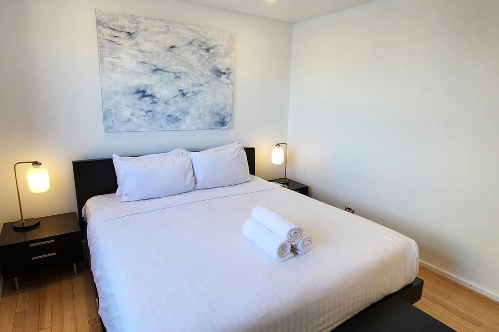 Sweeping Ocean Views - Bondi 2 Bed + Parking Apartment *