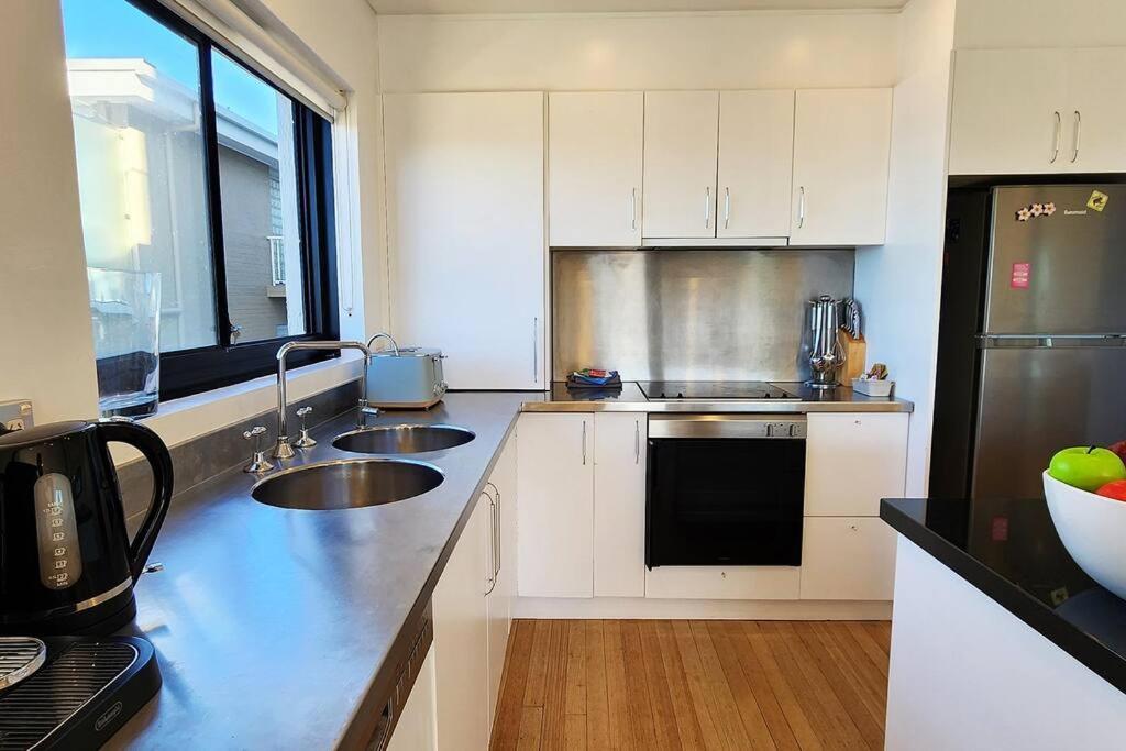 Apartment Sweeping Ocean Views - Bondi 2 Bed + Parking *