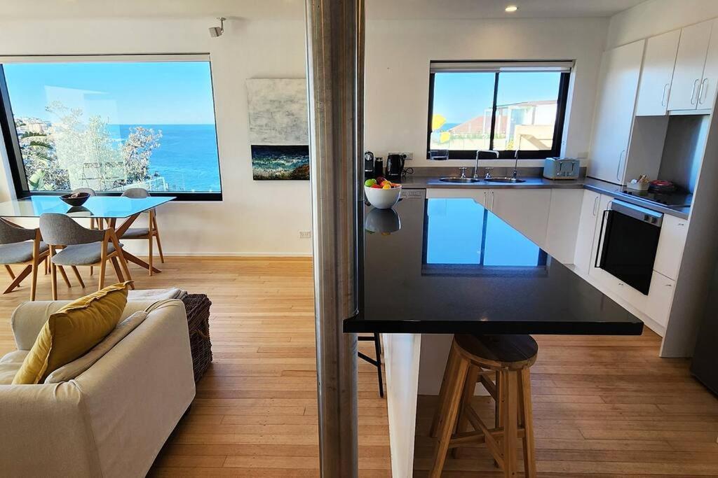 Sweeping Ocean Views - Bondi 2 Bed + Parking Apartment Sydney