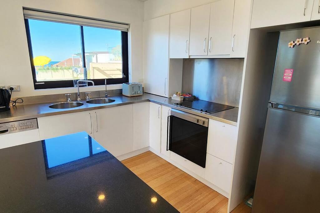 Apartment Sweeping Ocean Views - Bondi 2 Bed + Parking Sydney