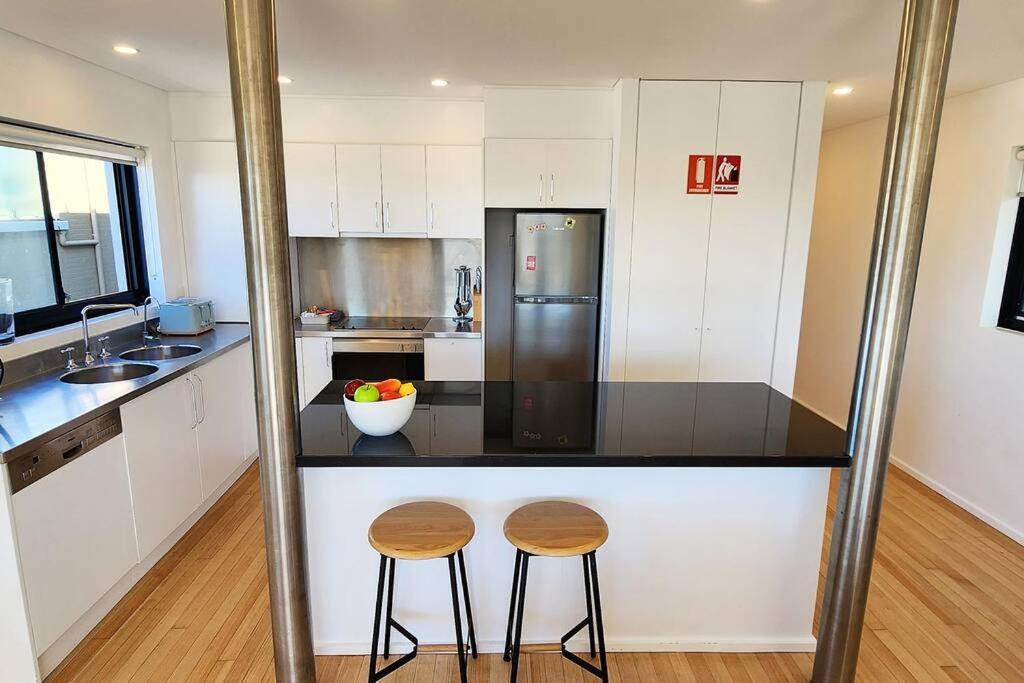 Sweeping Ocean Views - Bondi 2 Bed + Parking * Sydney