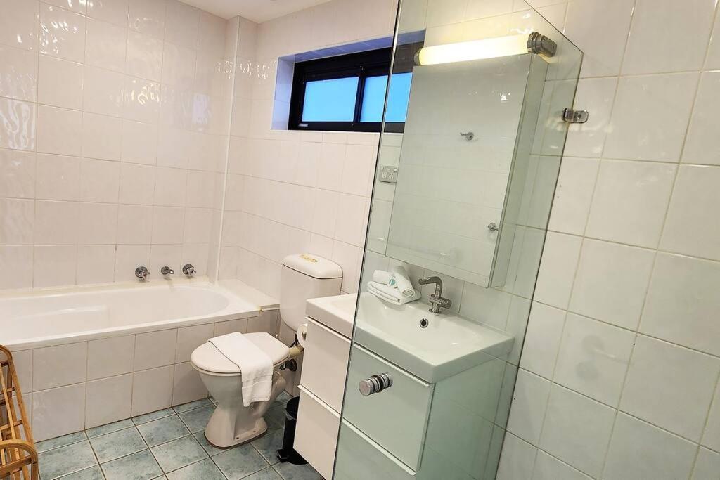 Sweeping Ocean Views - Bondi 2 Bed + Parking *