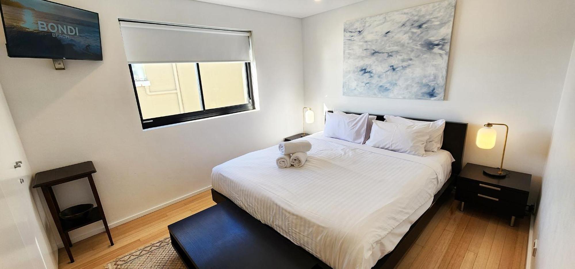 Sweeping Ocean Views - Bondi 2 Bed + Parking Apartment *